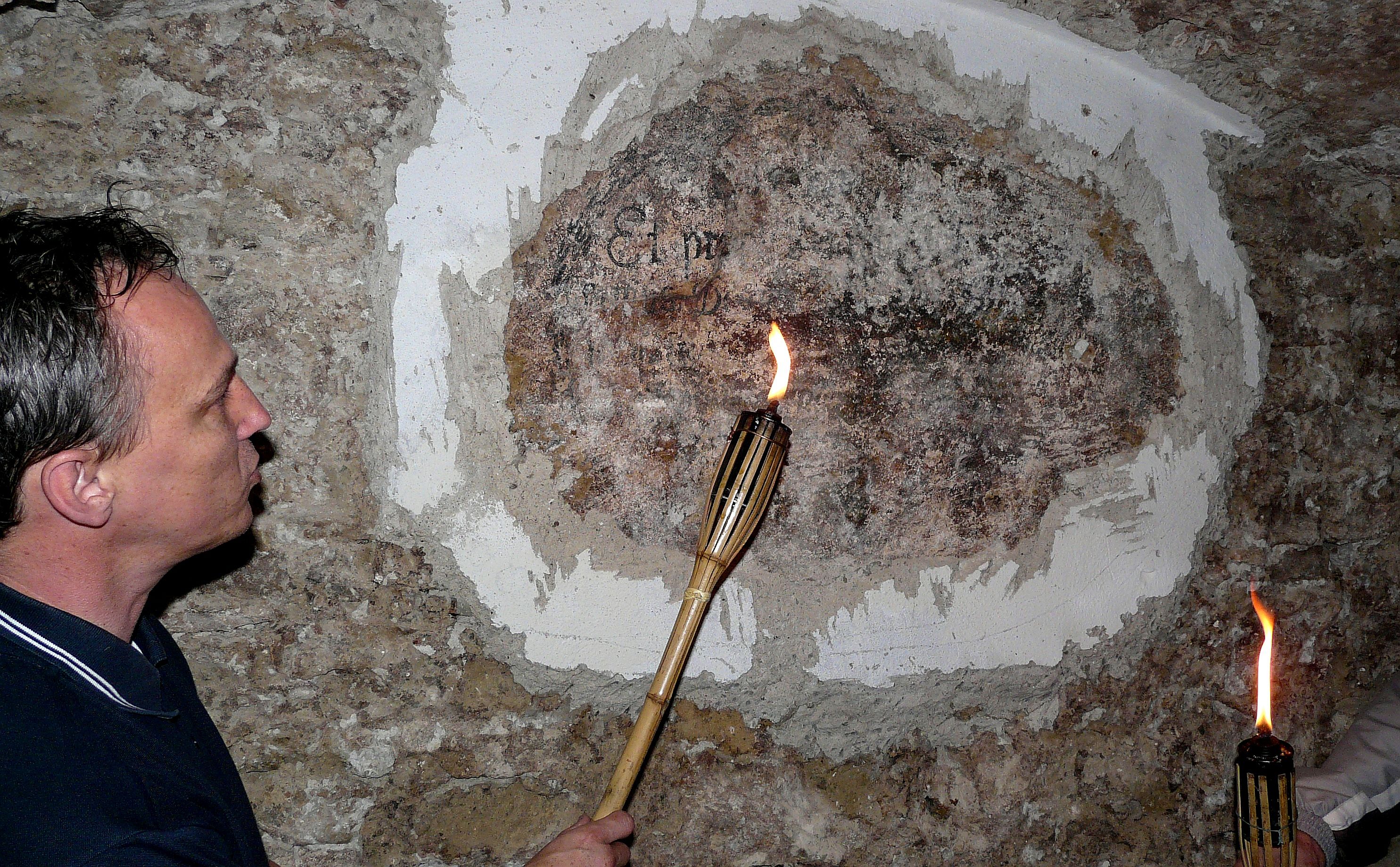 Stredoveký nápis na stene historickej pivnice