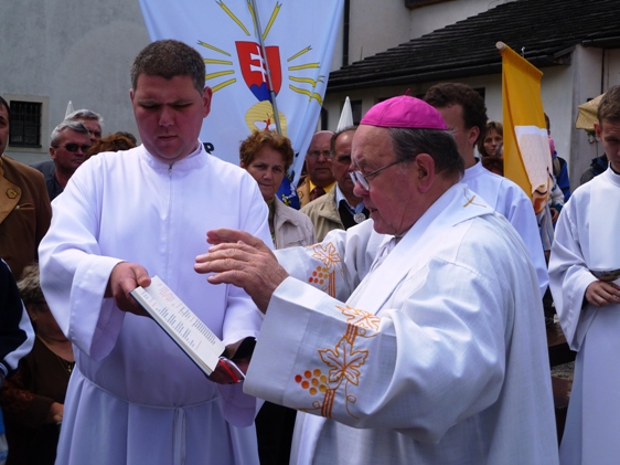 Mons. František Tondra, biskup spišskej diecézy požehnáva vč